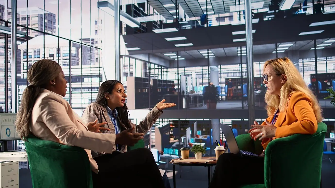 Разъярённая и недовольная женщина-директор швыряет документы в своих сотрудников.