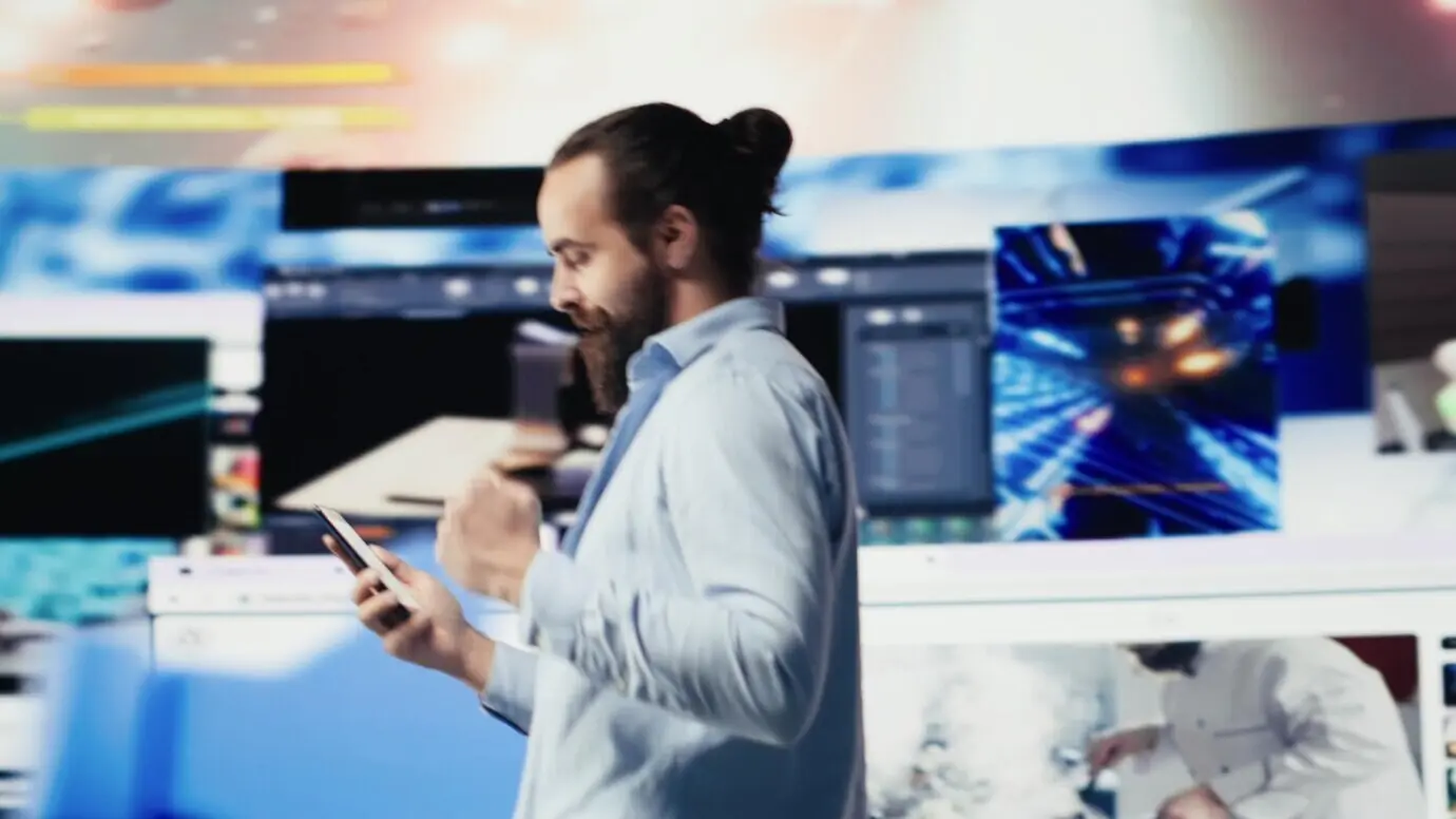 Эксперт по электронной коммерции, налаживающий контакты на веб-платформах социальных сетей