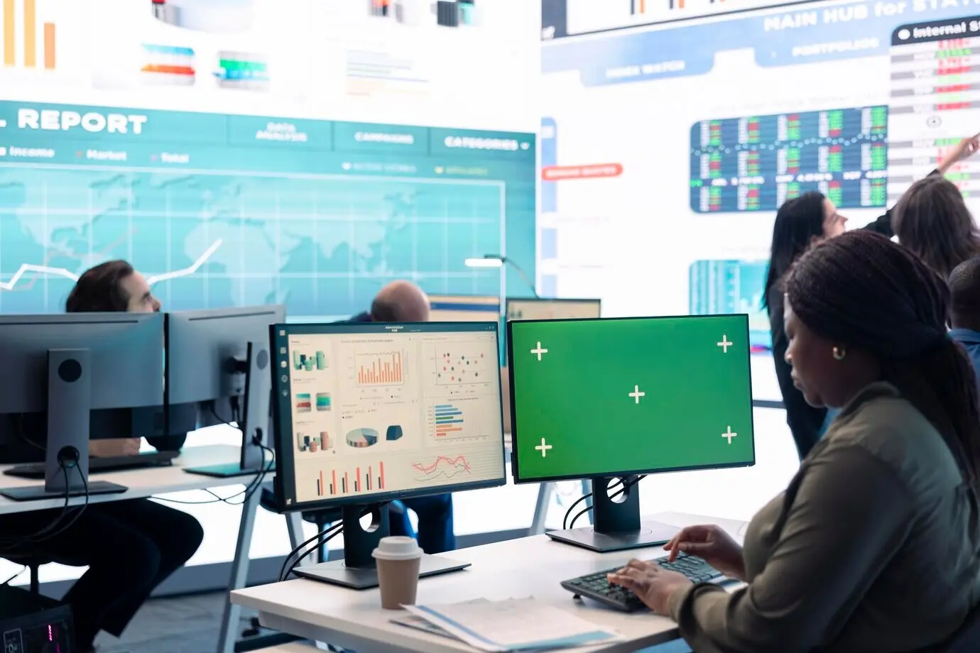 Менеджер по продажам изучает показатели успешности и эффективности внутри фирмы.