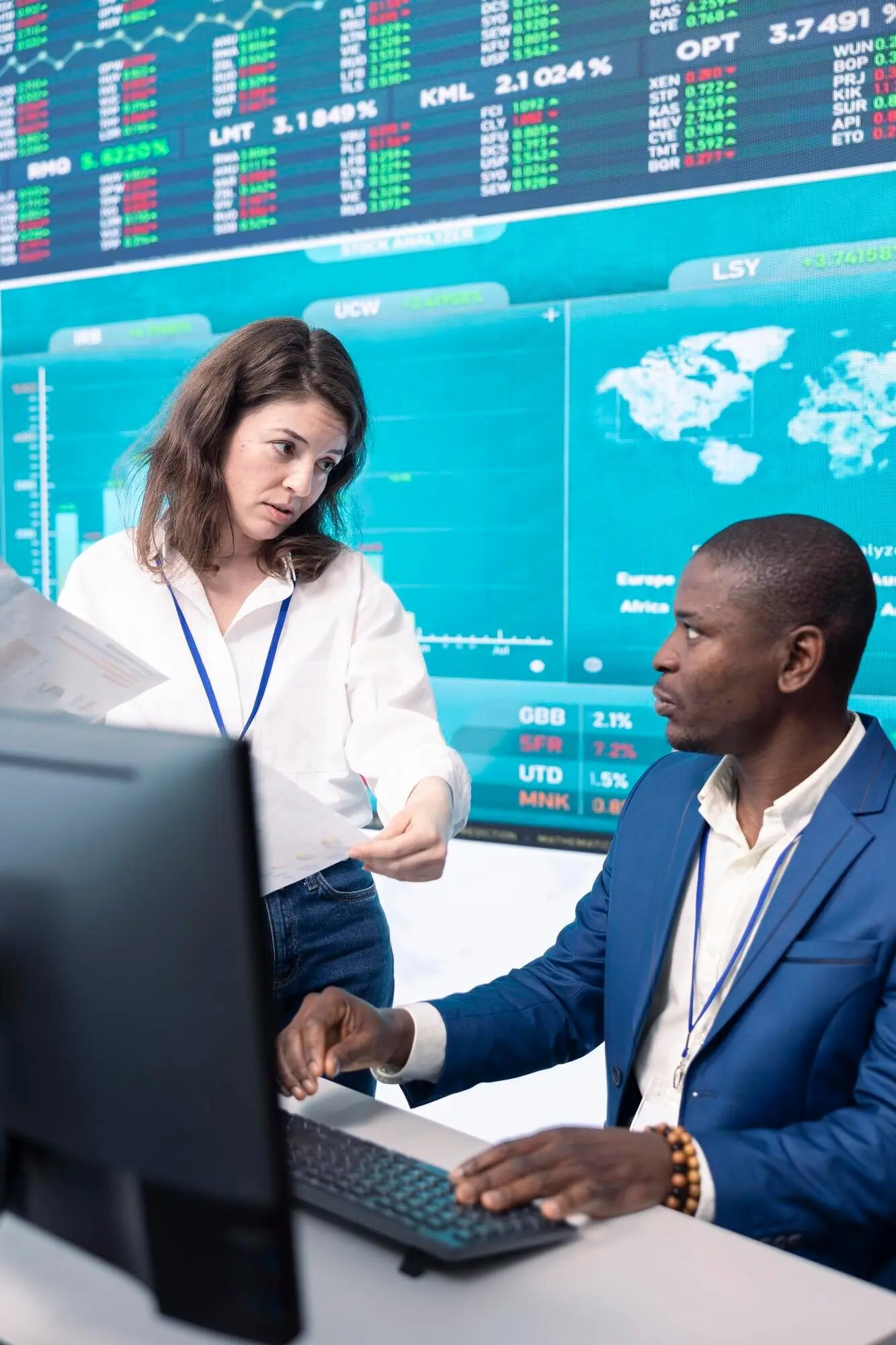 Сотрудники компании изучают обновления и детали проекта.