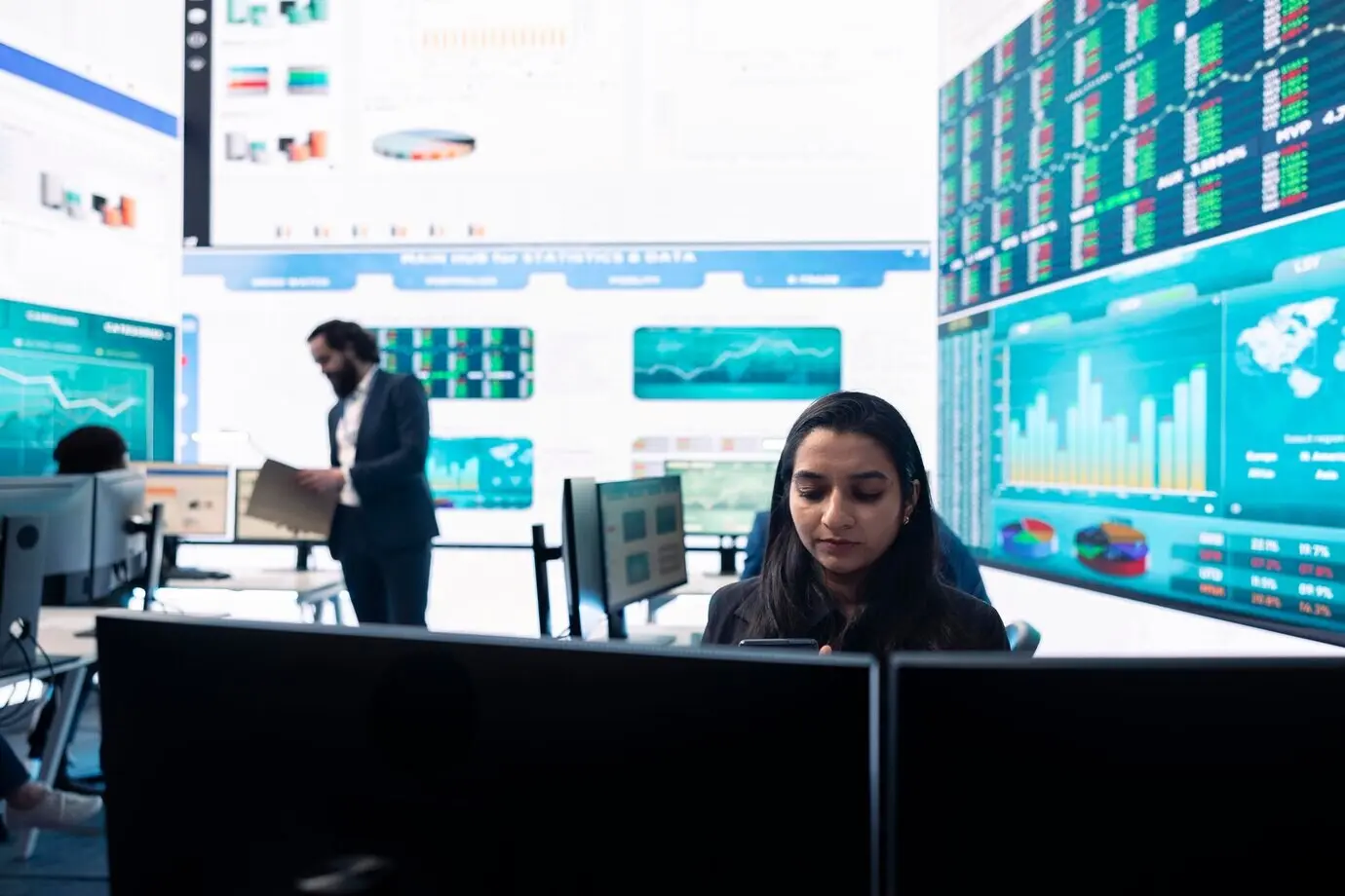 Генеральный менеджер занимается управлением данными, используя инфографику.